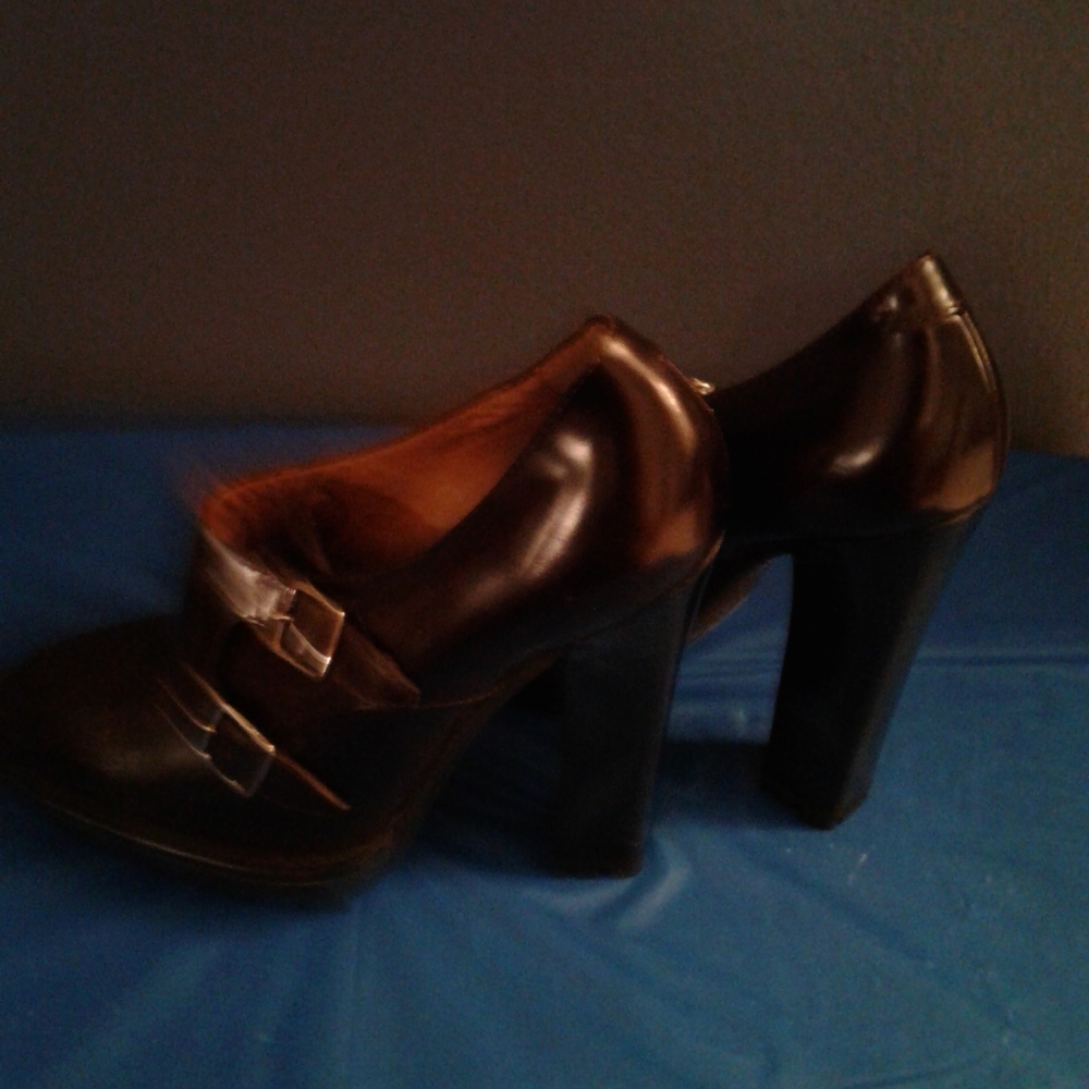 Shoes - Picture 3 of 8